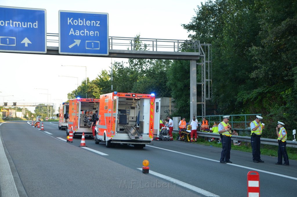 Einsatz BF Koeln Klimaanlage Reisebus defekt A 3 Rich Koeln hoehe Leverkusen P087.JPG